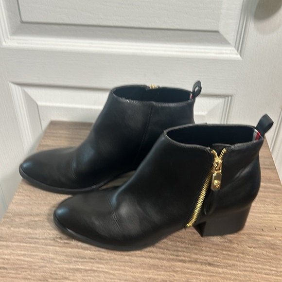 TOMMY HILFIGER WOMEN REZIN 2 FASHION ANKLE BOOTS SIDE ZIPPER SQUARE HEELS 8M - Picture 5 of 9